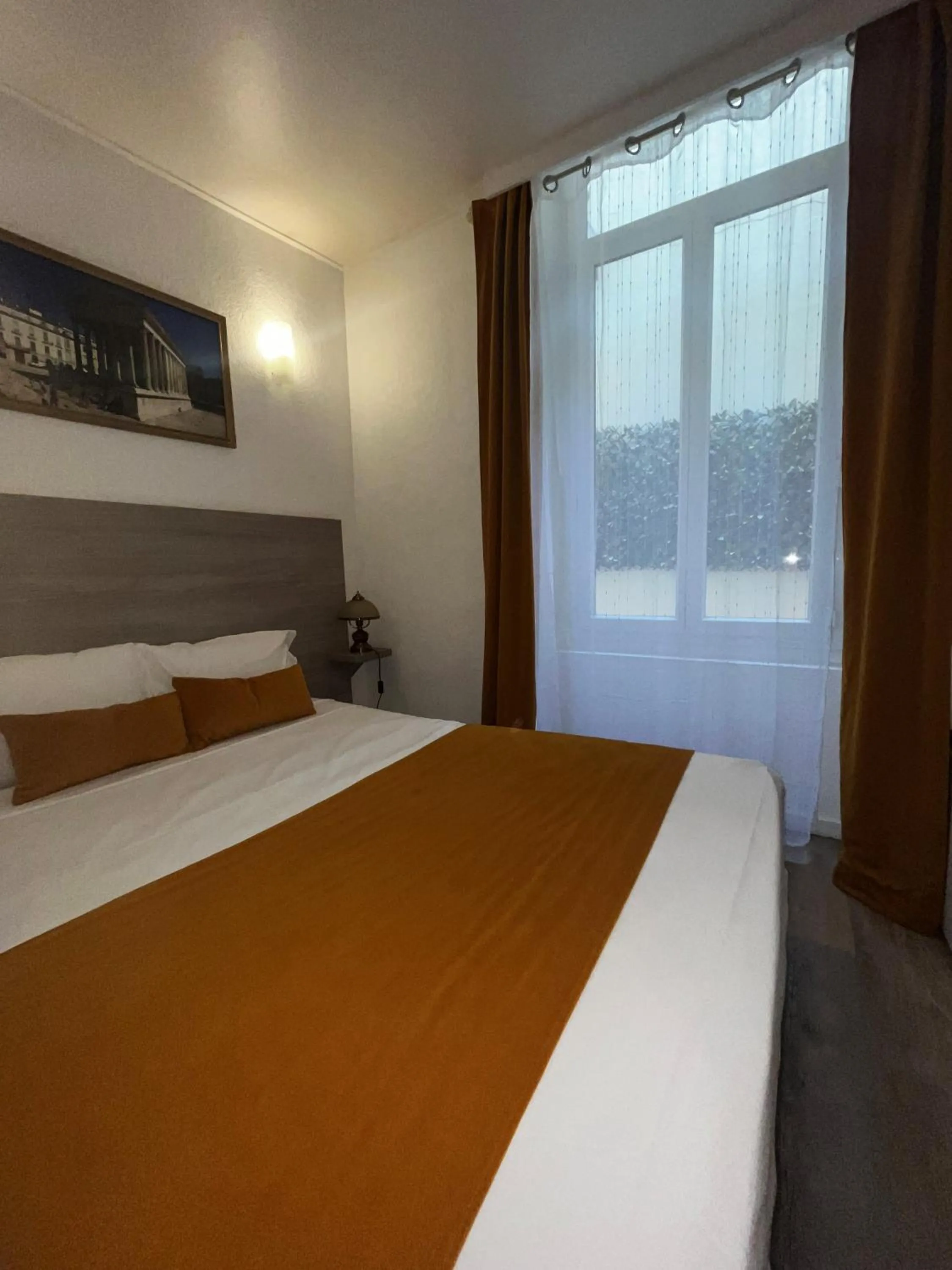 Bed in Empire Hôtel