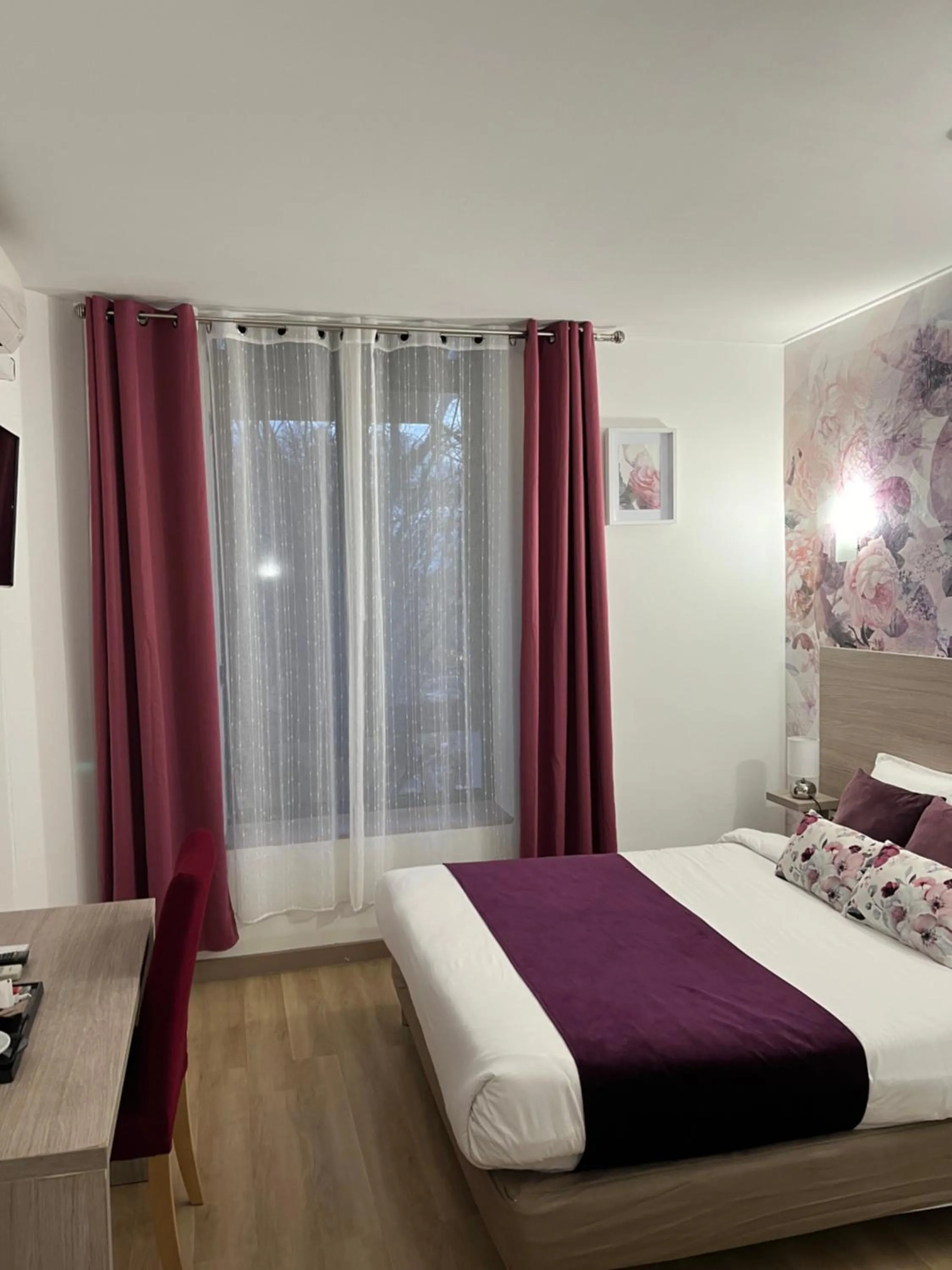 Photo of the whole room, Bed in Empire Hôtel