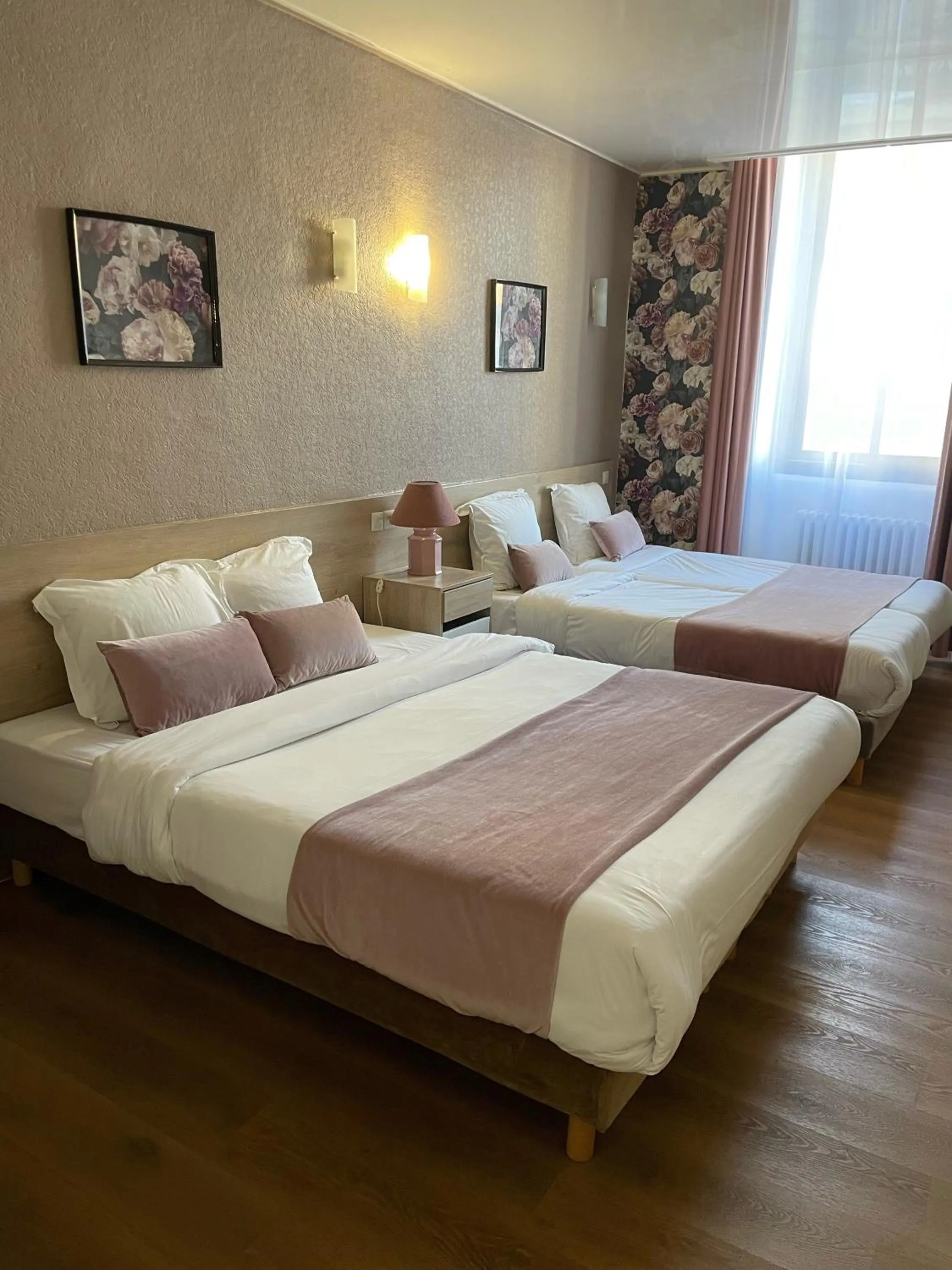 Bed in Empire Hôtel