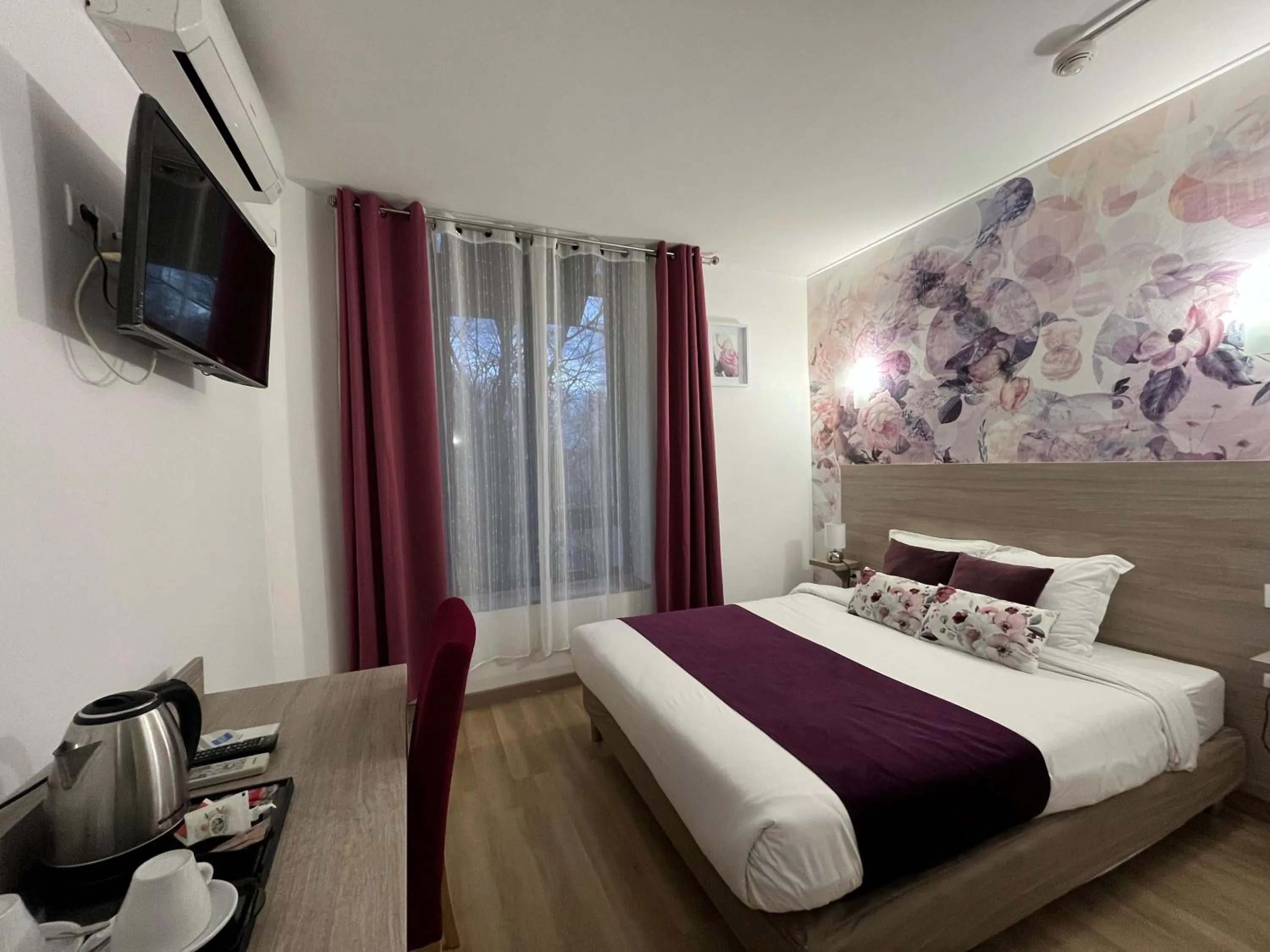 Bed in Empire Hôtel