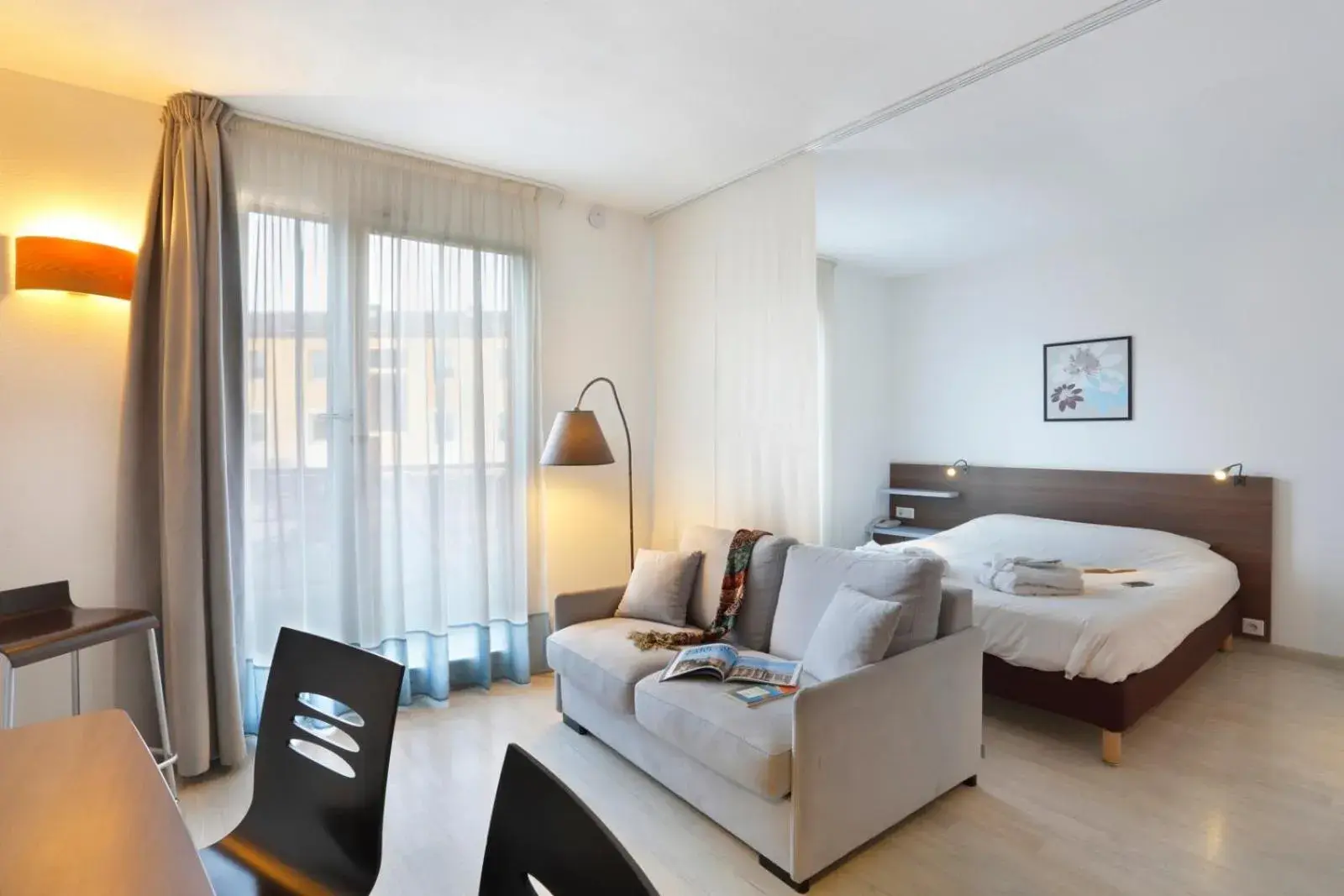 Seating area, Bed in Suite Home Apt Luberon Seating area, Bed in Suite Home Apt Luberon