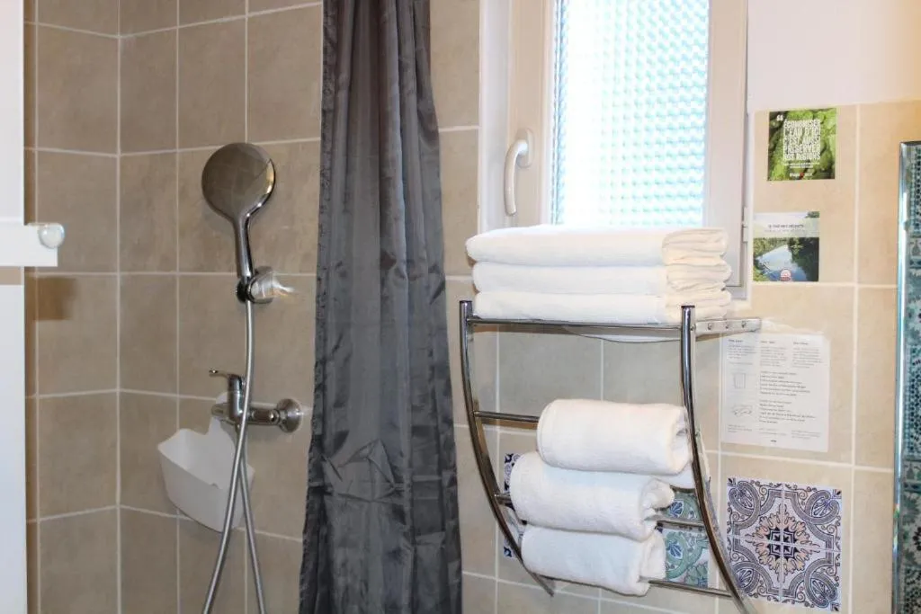 Shower in Hotel La Peyrade