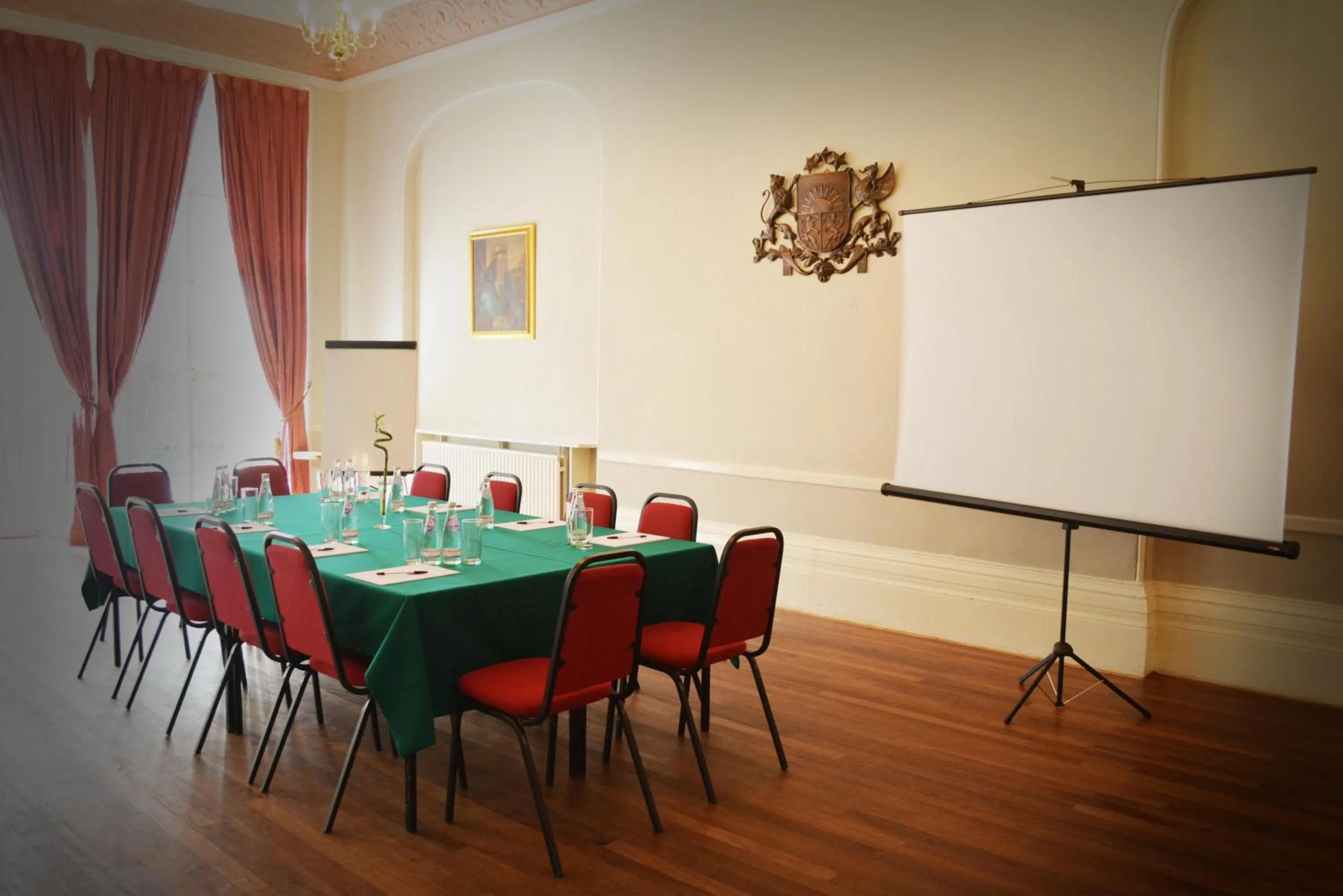 Photo of the whole room in 72QT