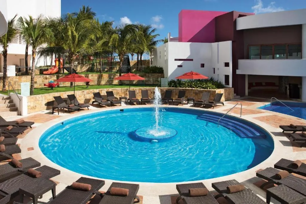 Swimming pool in Altitude at Krystal Grand Cancun - All Inclusive