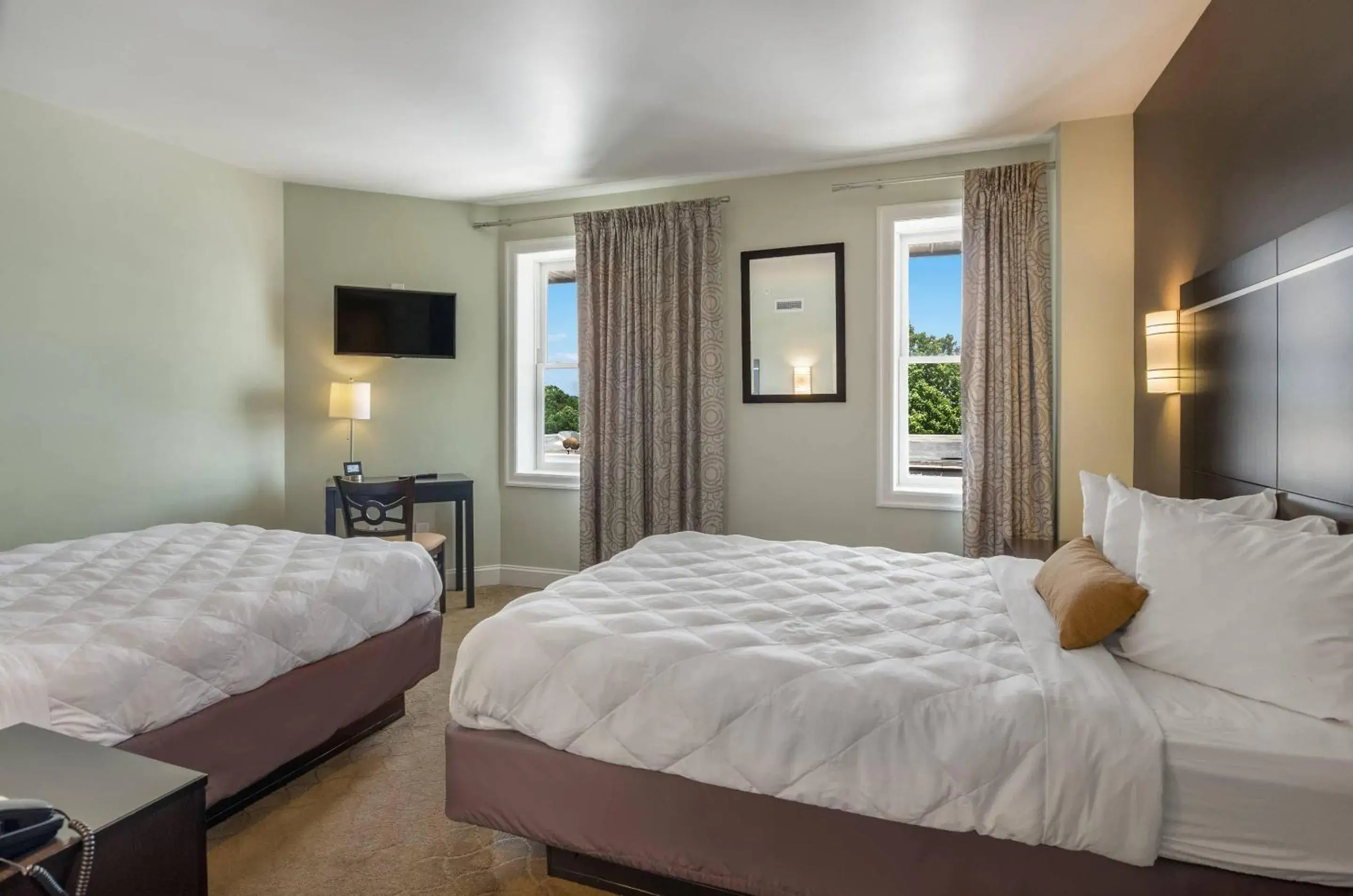 Queen Room with Two Queen Beds - Non-Smoking in The Gin Hotel, an Ascend Collection Hotel Queen Room with Two Queen Beds - Non-Smoking in The Gin Hotel, an Ascend Collection Hotel