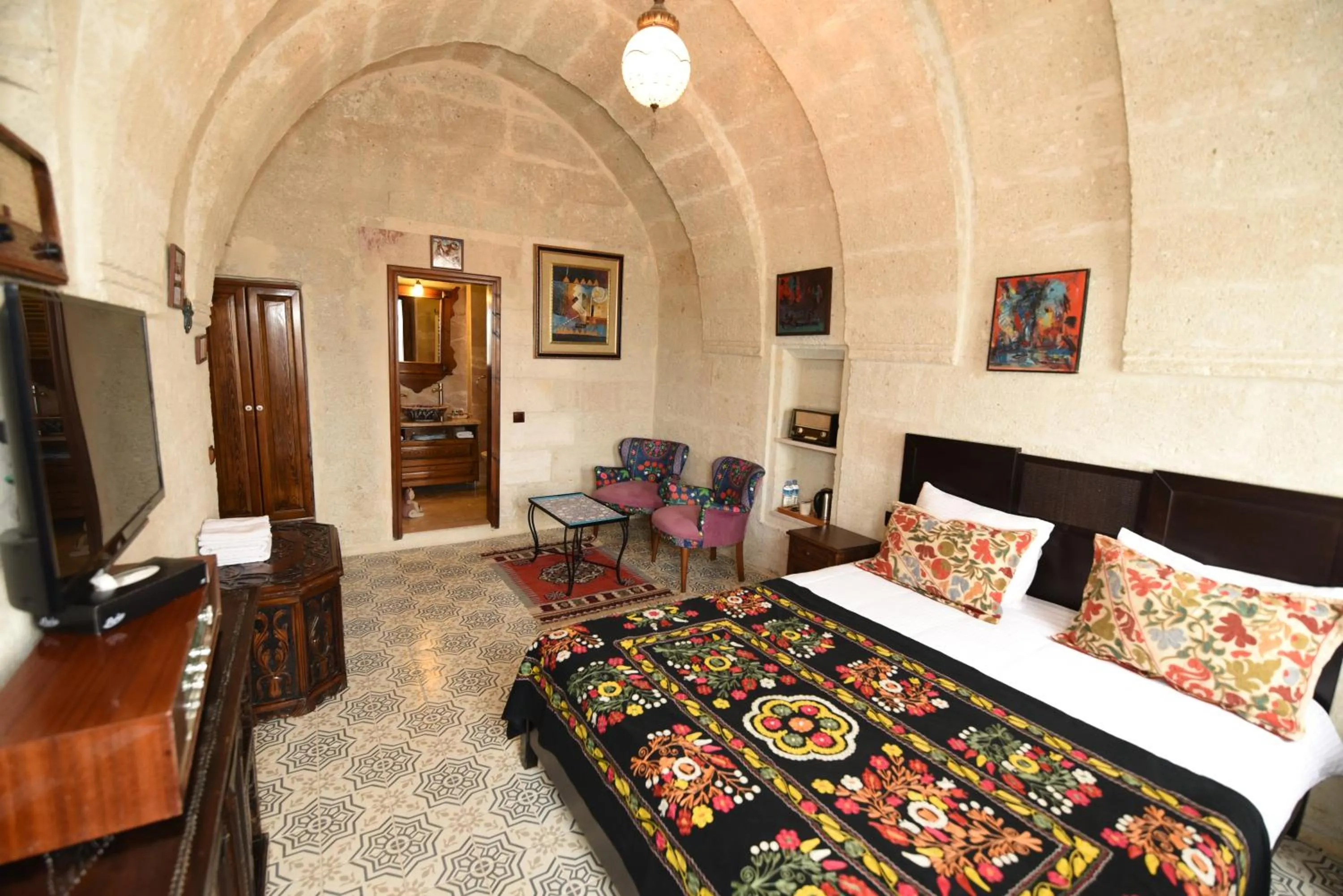 Photo of the whole room, Bed in Canela Cave Hotel - Cappadocia