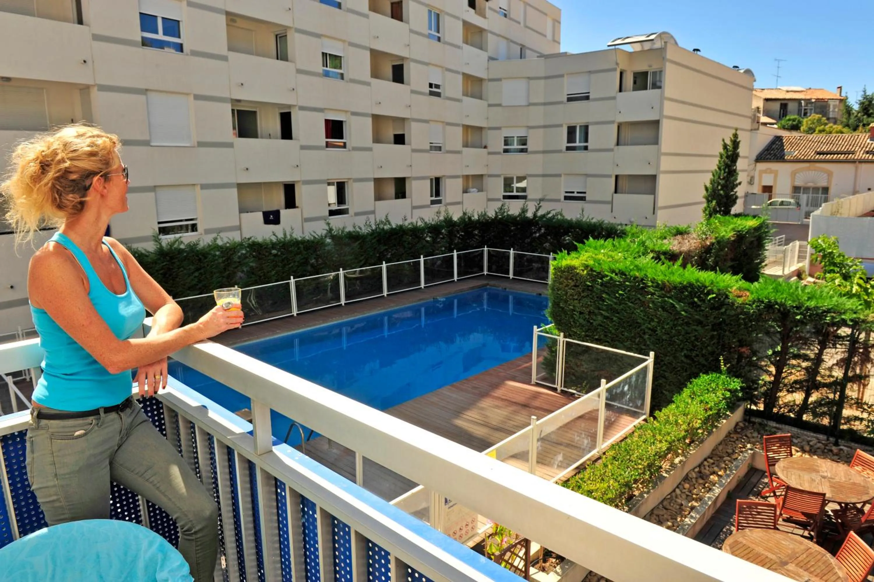 Swimming pool in Appart'hôtel Goélia Sun City