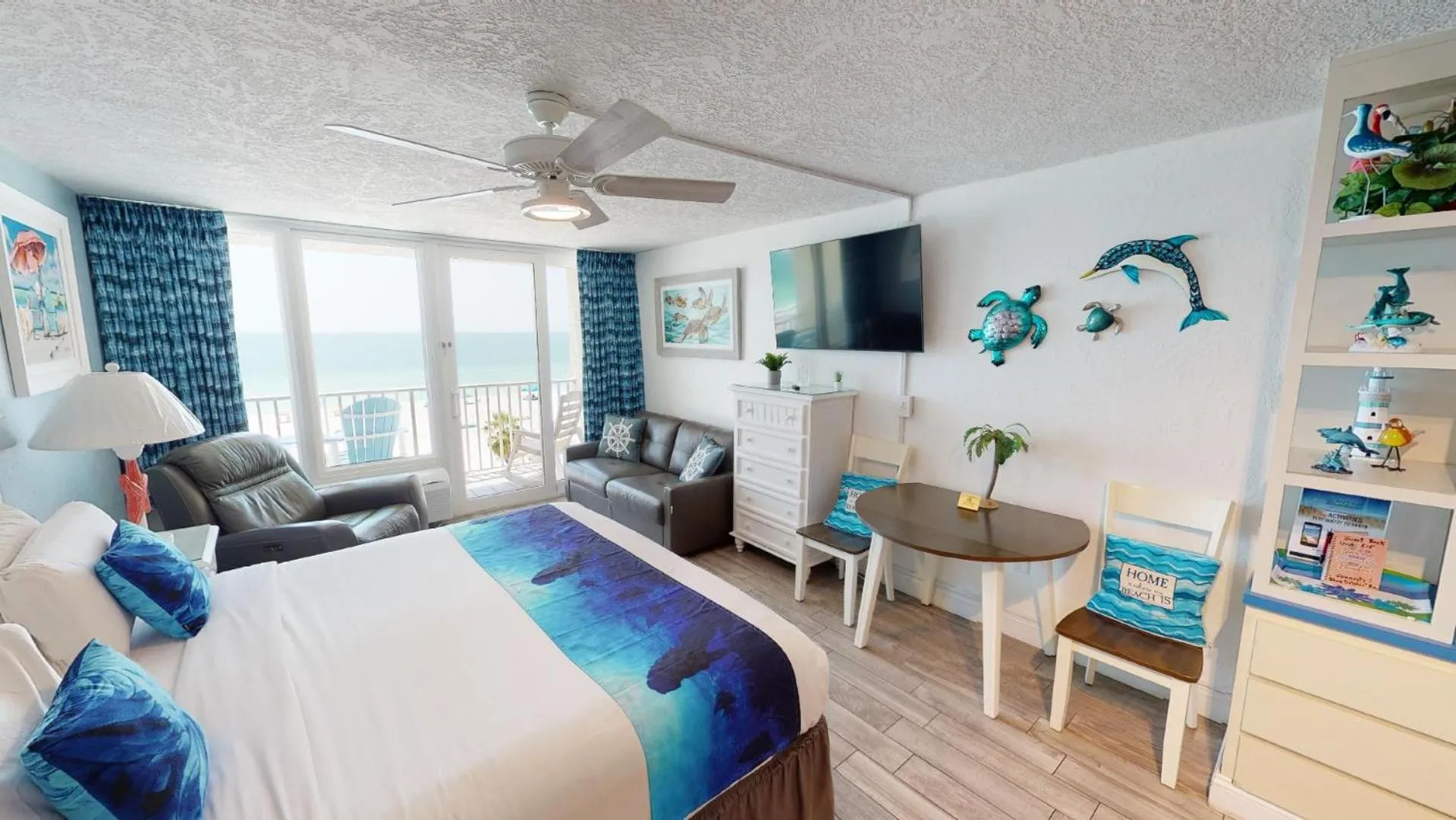 Balcony/Terrace, Bed in Island Inn Beach Resort