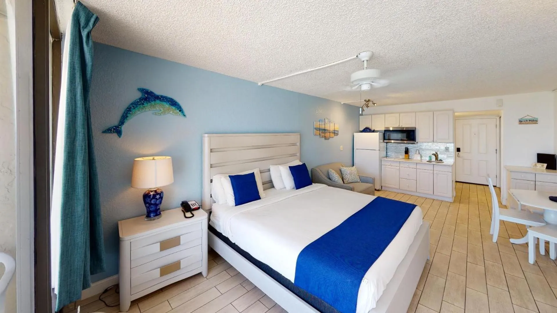Photo of the whole room, Bed in Island Inn Beach Resort