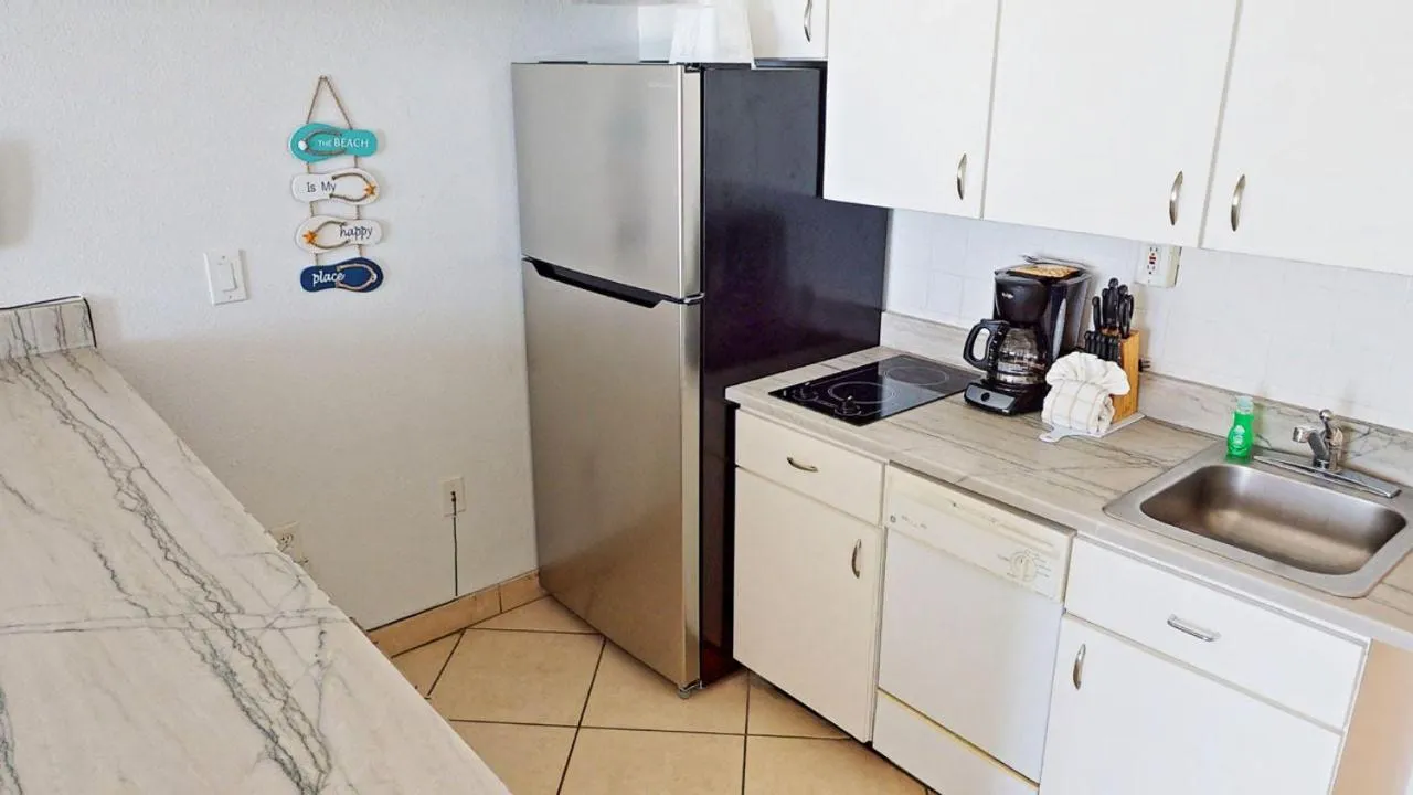Kitchen or kitchenette in Island Inn Beach Resort