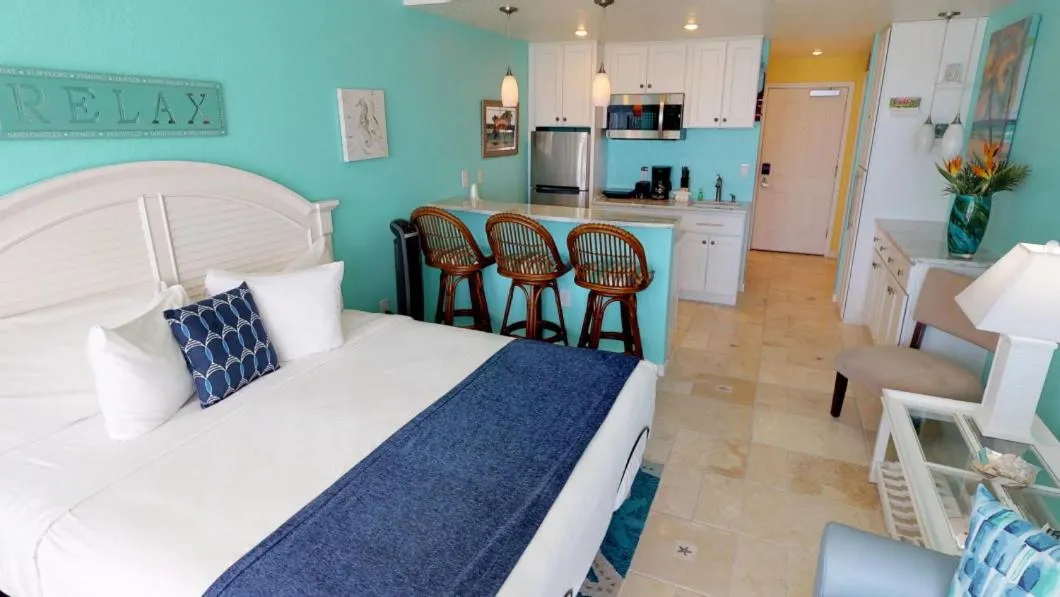 Photo of the whole room, Bed in Island Inn Beach Resort