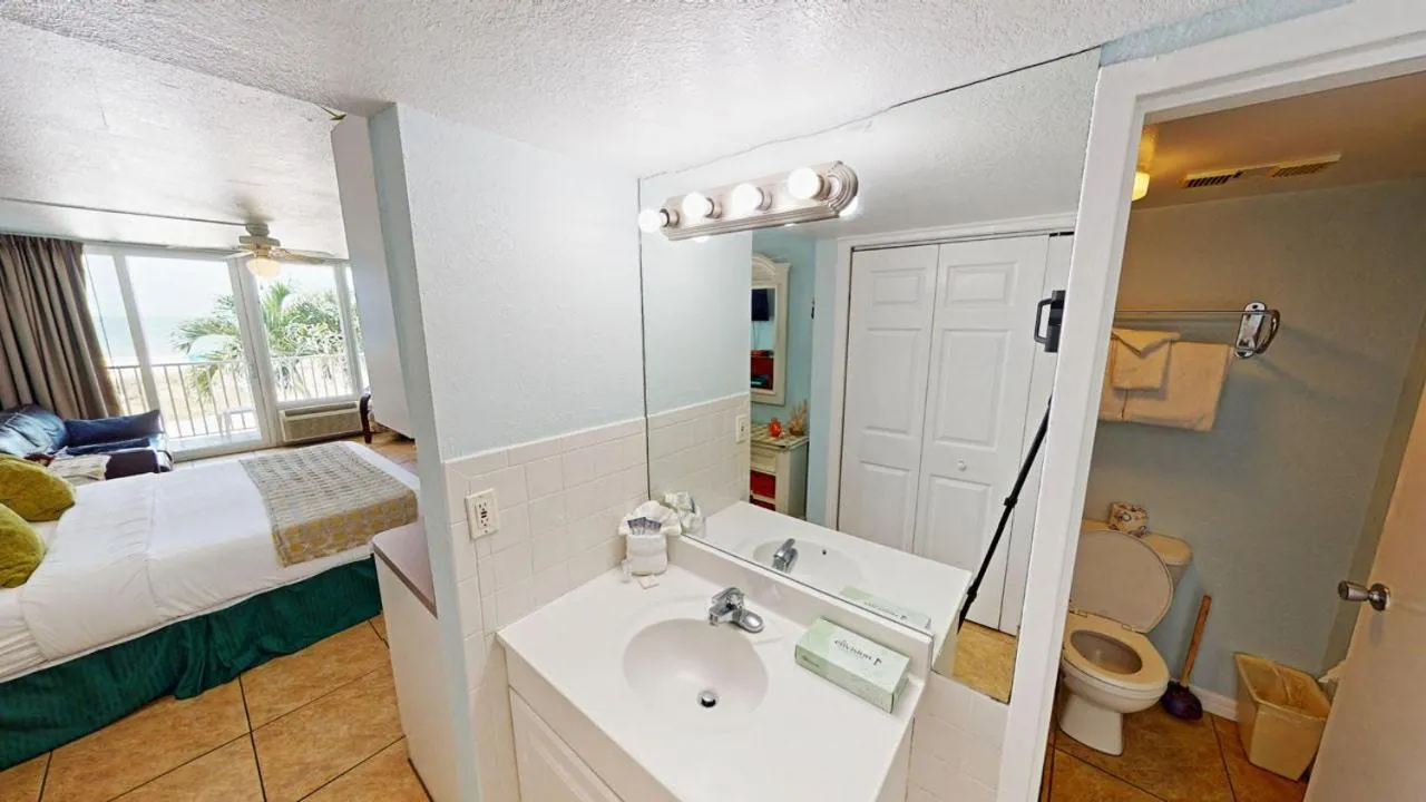 Bathroom, Bed in Island Inn Beach Resort