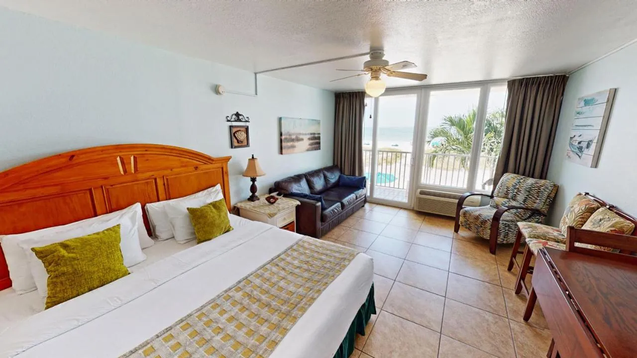Balcony/Terrace, Bed in Island Inn Beach Resort