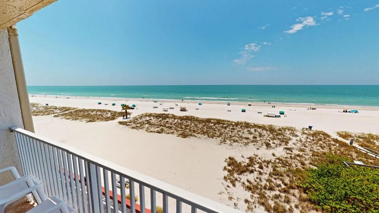 Beach in Island Inn Beach Resort