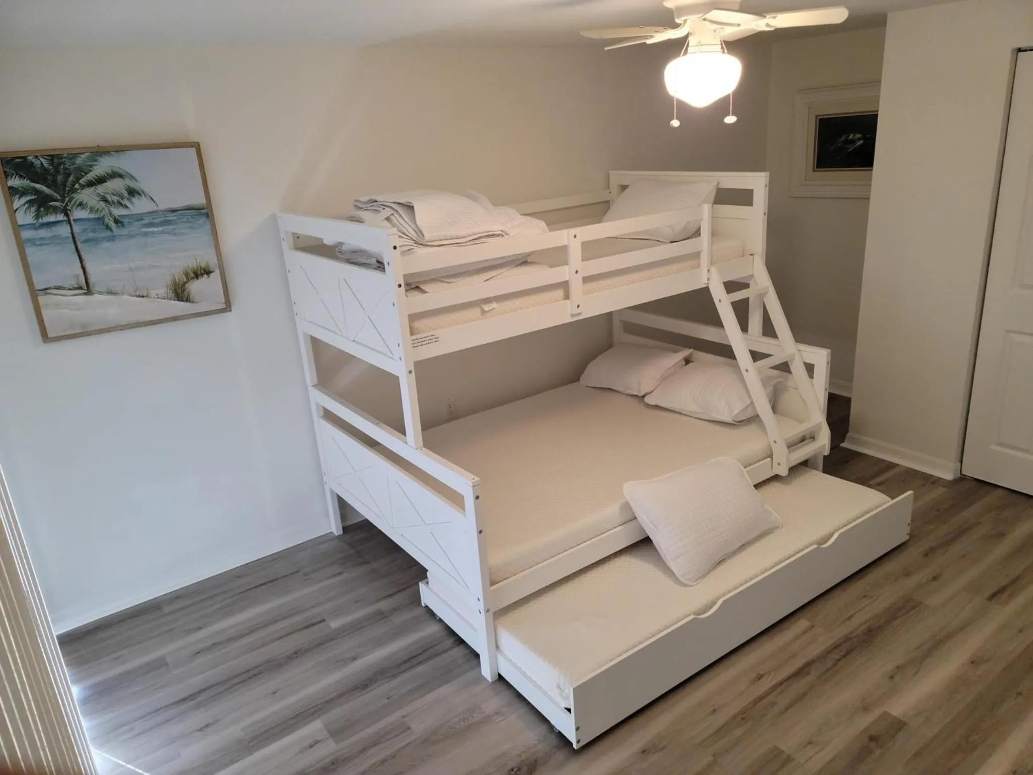 Bedroom, Bed in Island Inn Beach Resort