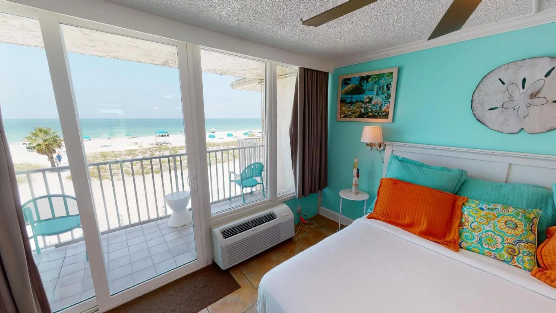 Balcony/Terrace, Bed in Island Inn Beach Resort