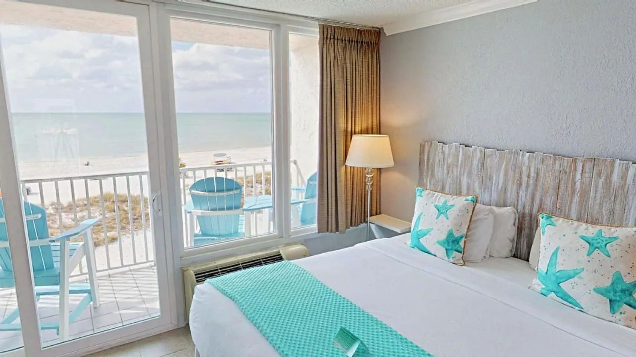 Balcony/Terrace, Bed in Island Inn Beach Resort