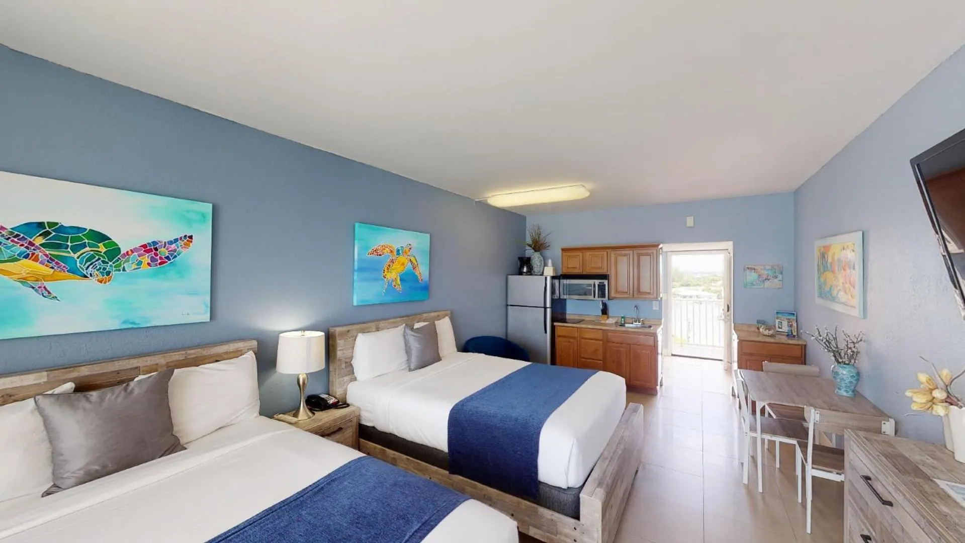 Photo of the whole room, Bed in Island Inn Beach Resort