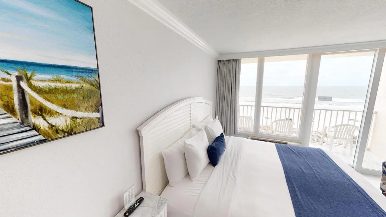 Balcony/Terrace, Bed in Island Inn Beach Resort