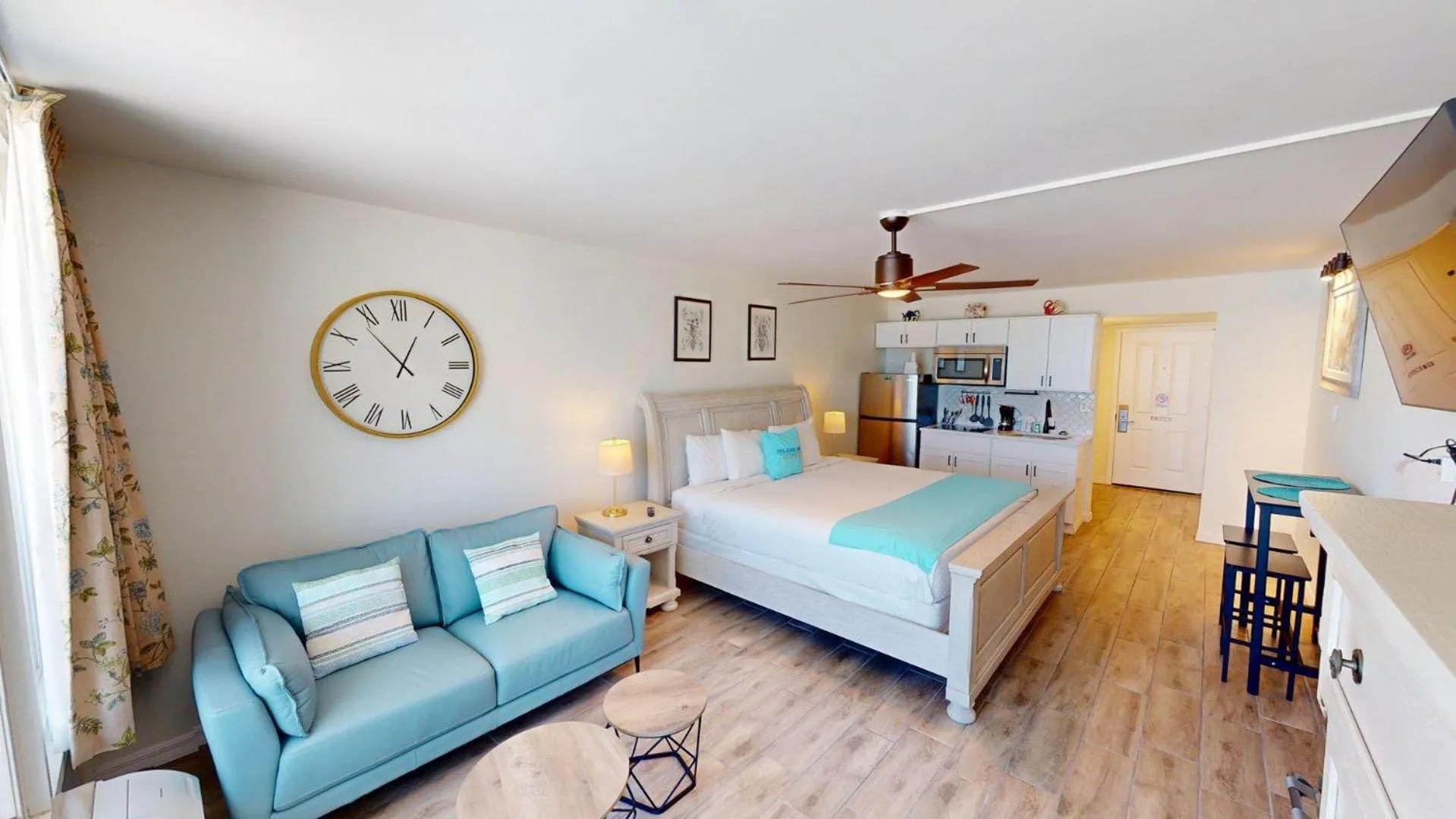 Photo of the whole room, Bed in Island Inn Beach Resort