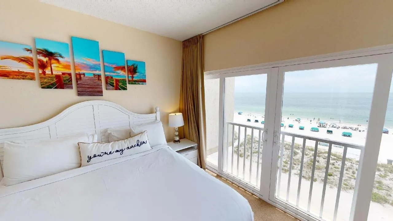 Bedroom, Bed in Island Inn Beach Resort