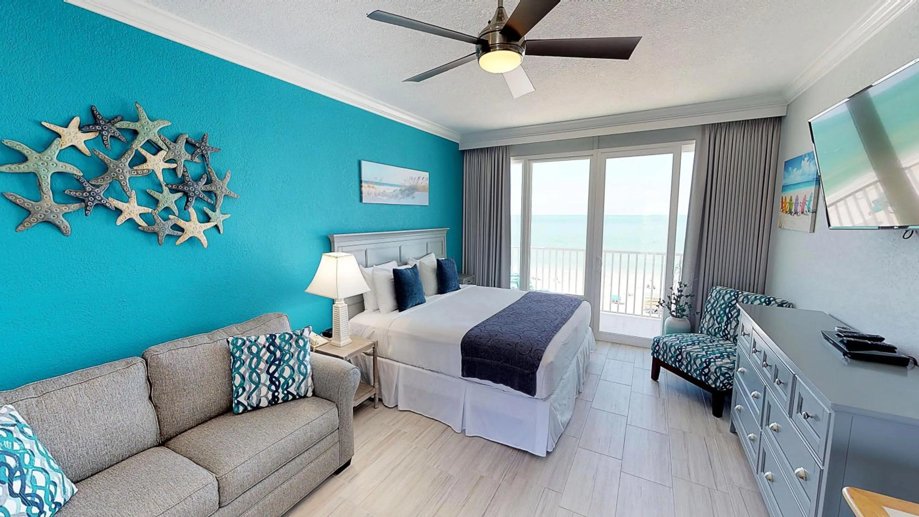 Balcony/Terrace, Bed in Island Inn Beach Resort