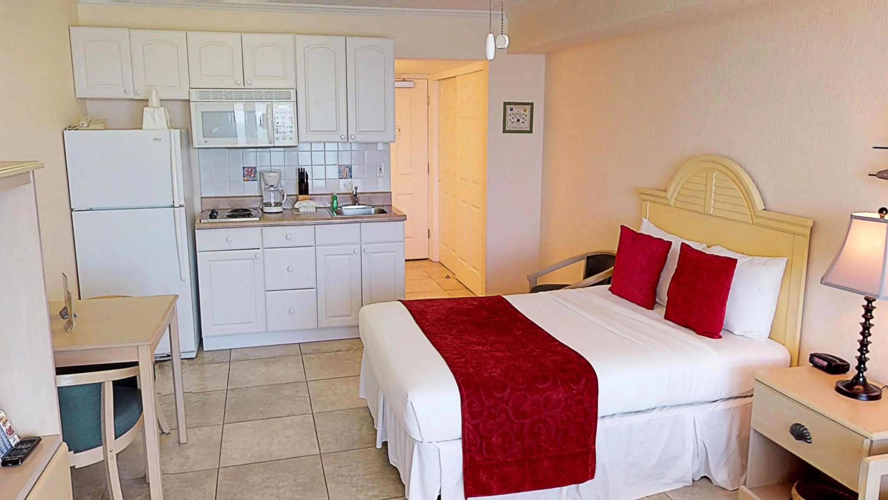 Photo of the whole room, Bed in Island Inn Beach Resort