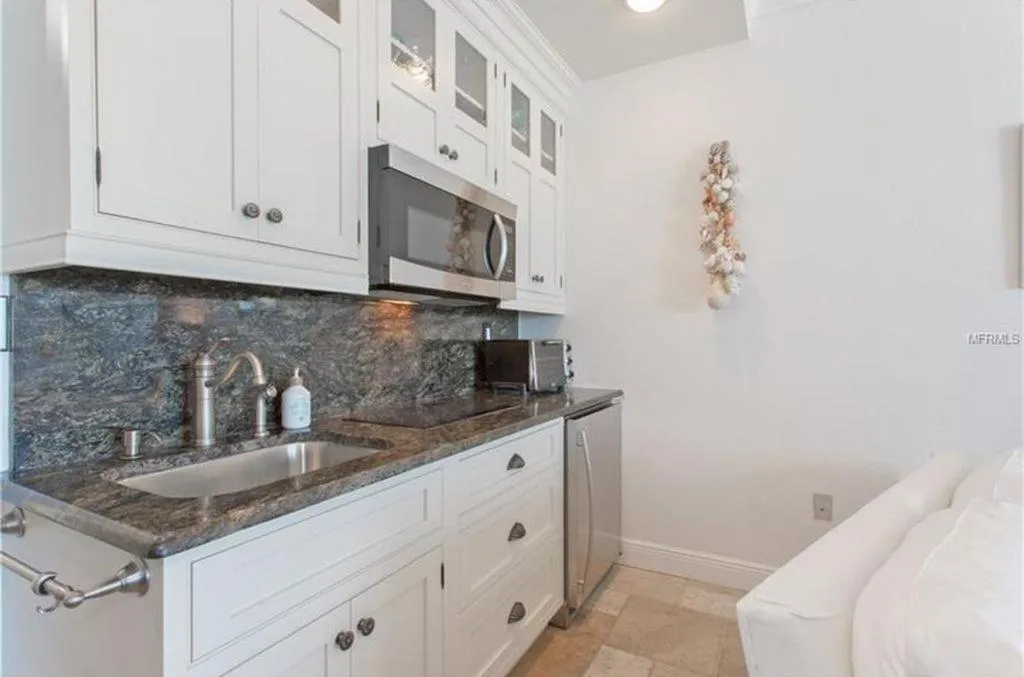 Kitchen or kitchenette in Island Inn Beach Resort