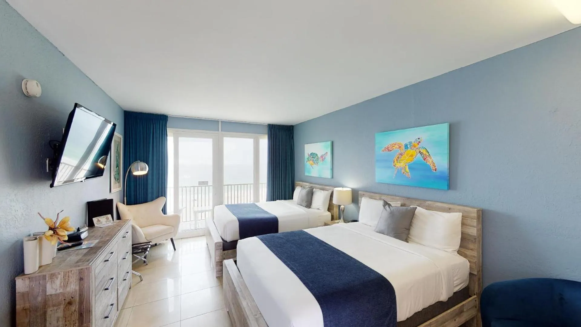 Balcony/Terrace, Bed in Island Inn Beach Resort