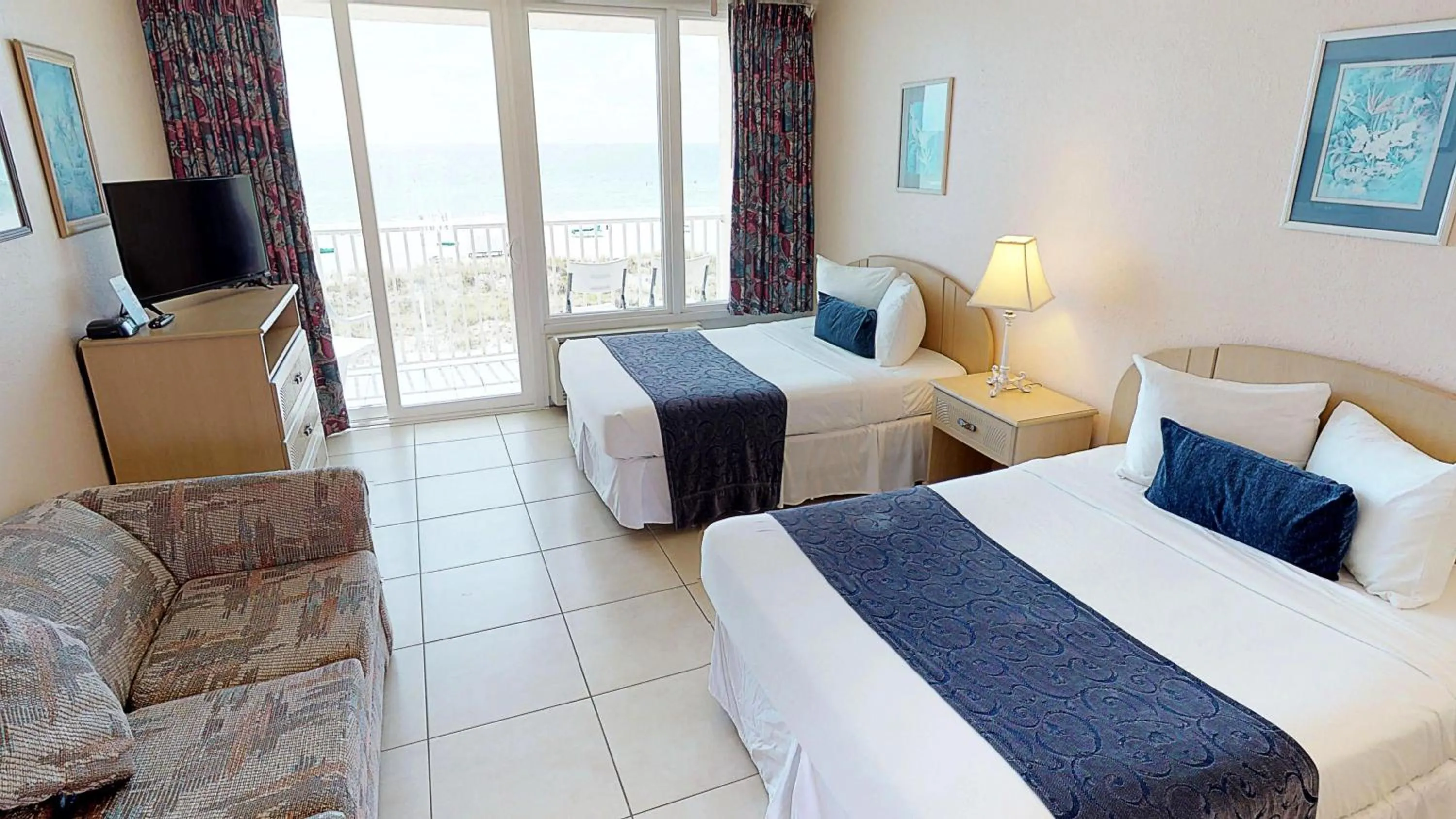 Balcony/Terrace, Bed in Island Inn Beach Resort