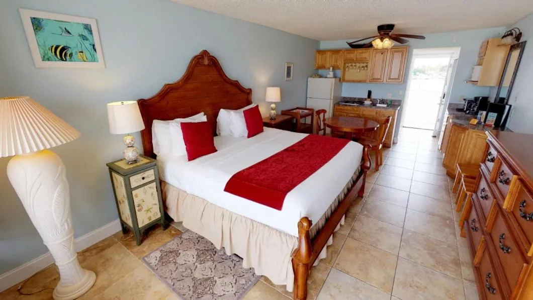 Photo of the whole room, Bed in Island Inn Beach Resort