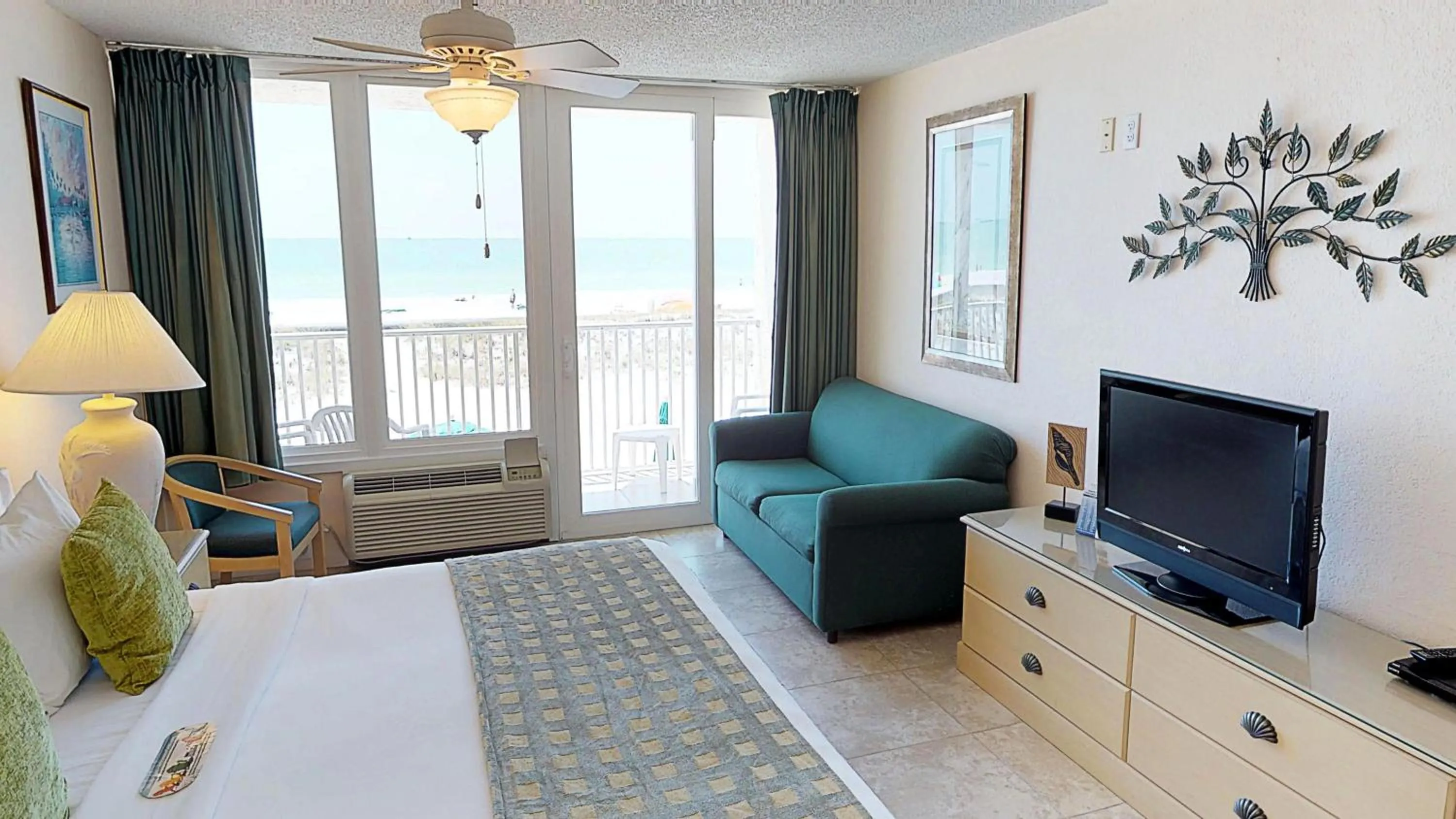 Balcony/Terrace, Bed in Island Inn Beach Resort