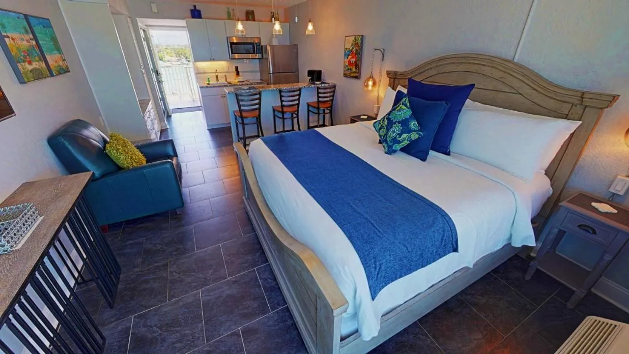 Photo of the whole room, Bed in Island Inn Beach Resort