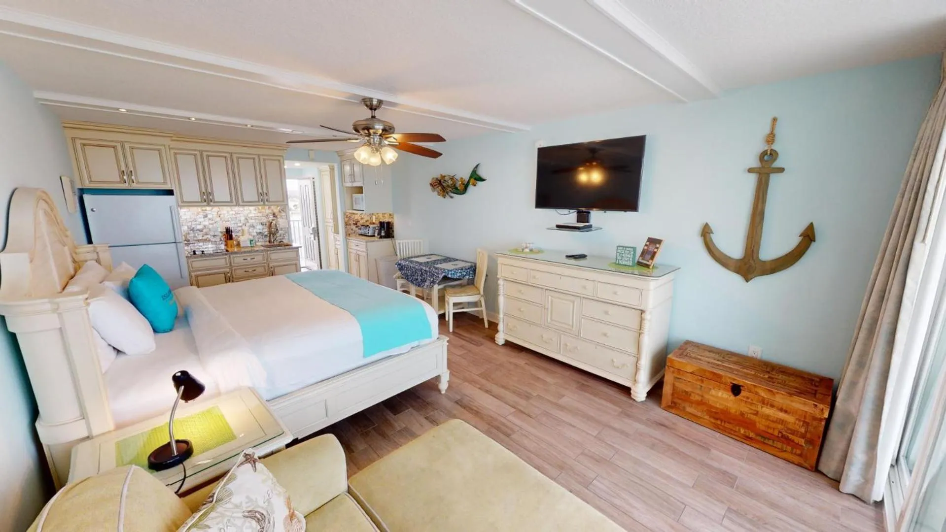Photo of the whole room, Bed in Island Inn Beach Resort