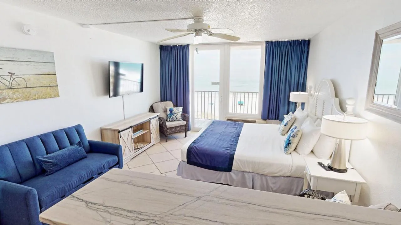 Bed in Island Inn Beach Resort