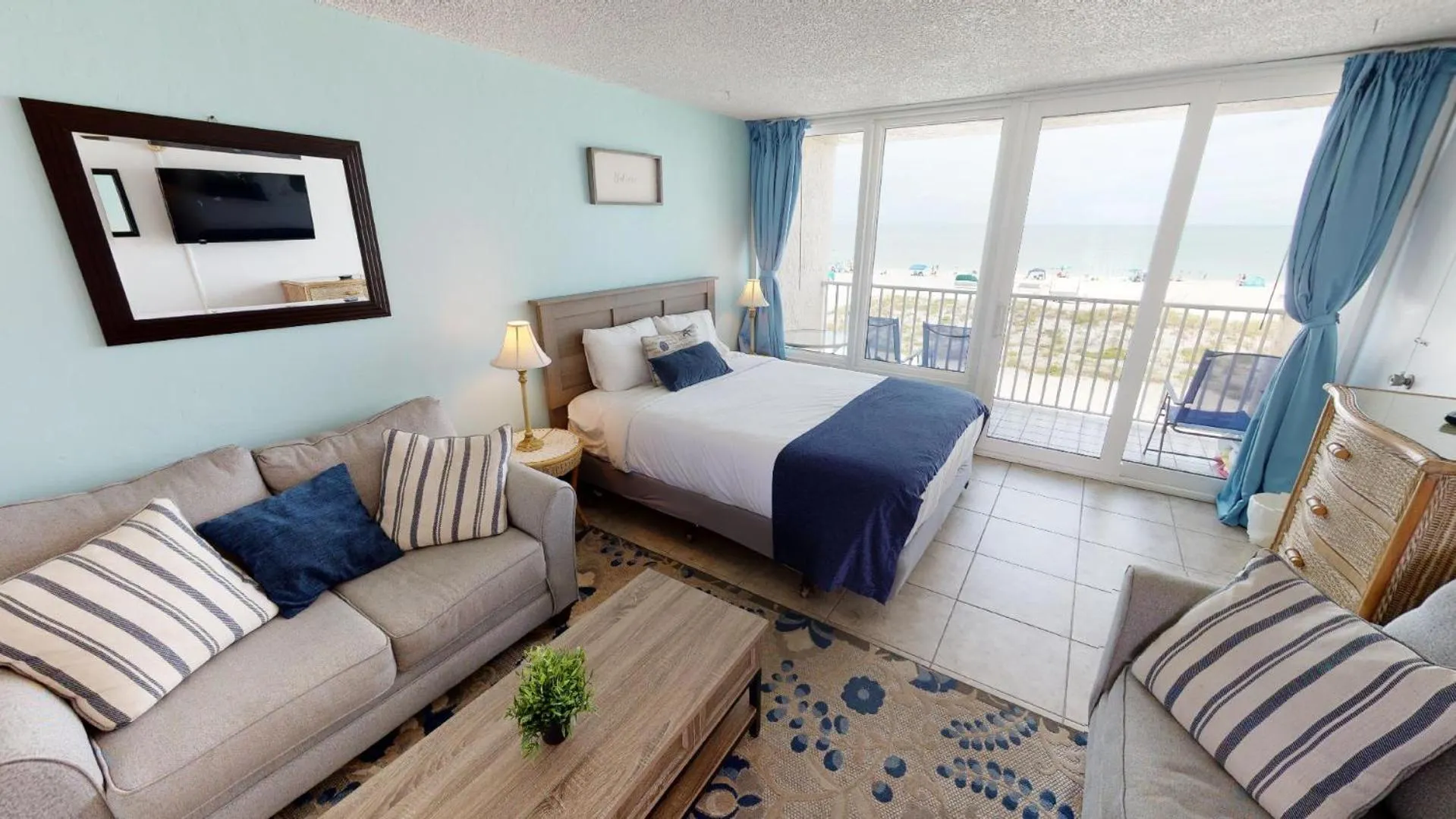 Balcony/Terrace, Bed in Island Inn Beach Resort