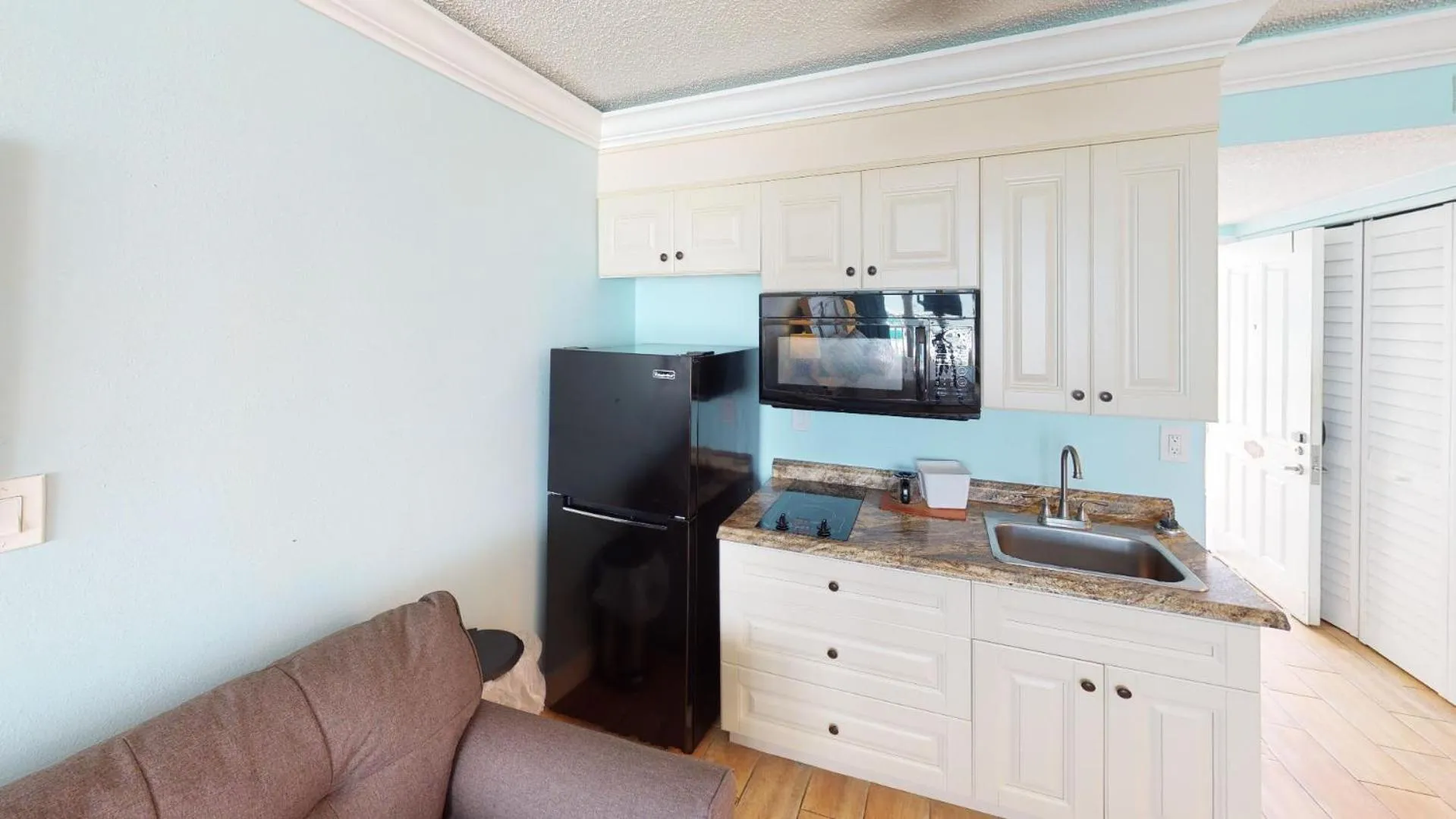 Kitchen or kitchenette in Island Inn Beach Resort