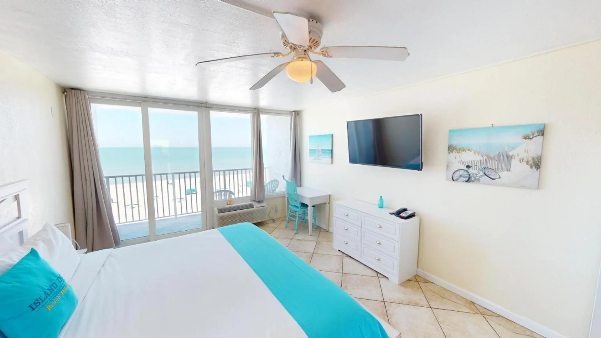 Balcony/Terrace, Bed in Island Inn Beach Resort