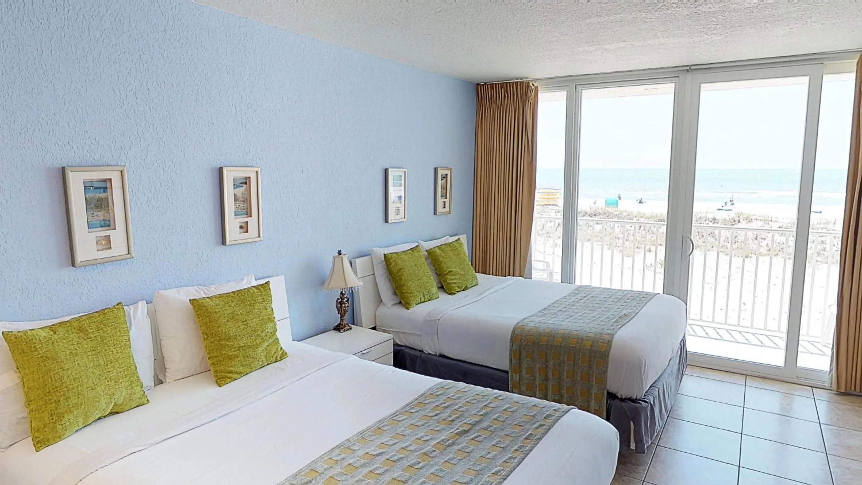 Balcony/Terrace, Bed in Island Inn Beach Resort