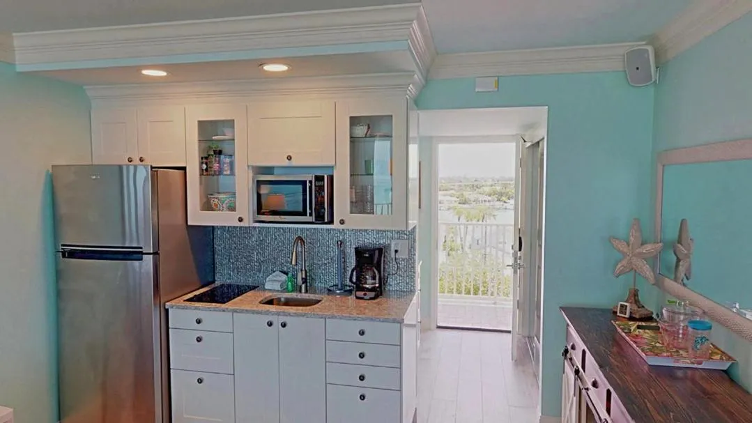 Kitchen or kitchenette in Island Inn Beach Resort