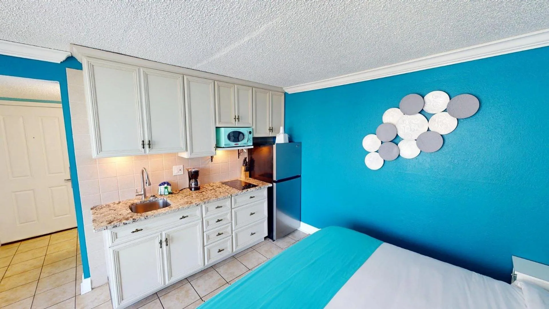 Kitchen or kitchenette in Island Inn Beach Resort