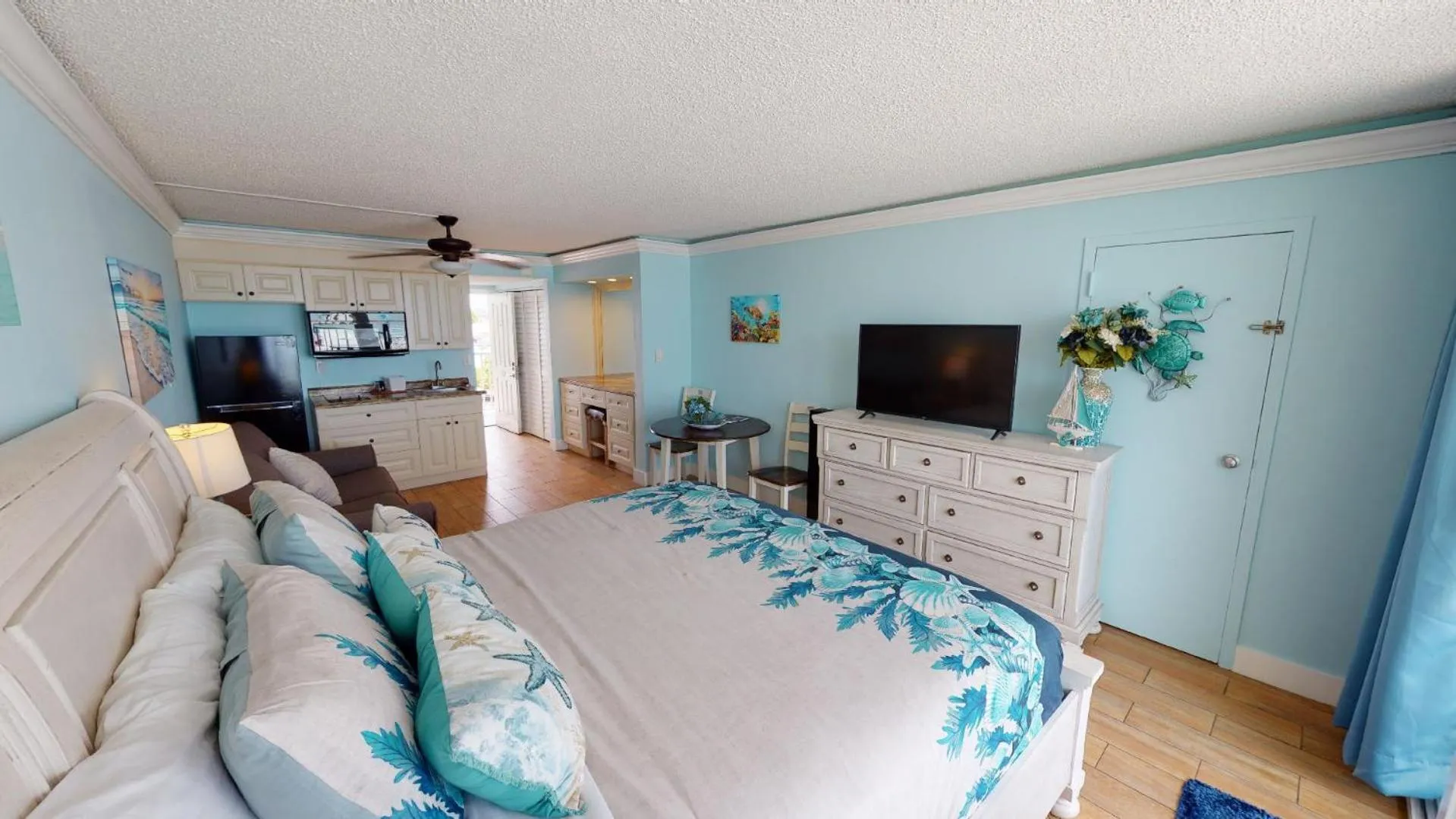 Photo of the whole room, Bed in Island Inn Beach Resort