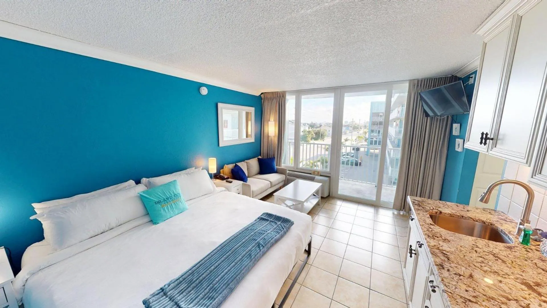 Balcony/Terrace, Bed in Island Inn Beach Resort