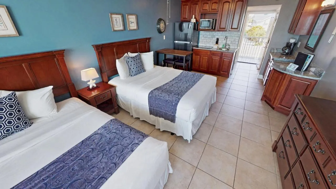 Photo of the whole room, Bed in Island Inn Beach Resort