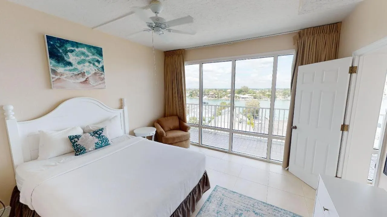 Bedroom, Bed in Island Inn Beach Resort