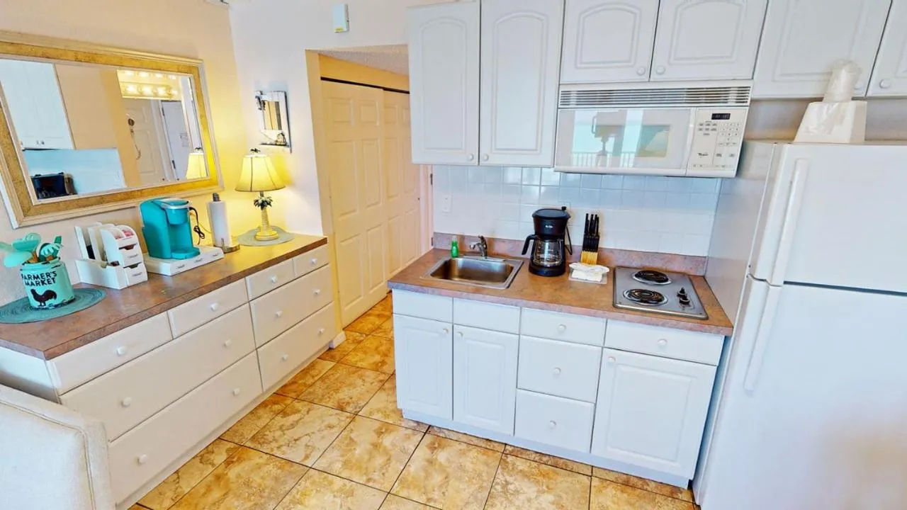 Kitchen or kitchenette in Island Inn Beach Resort