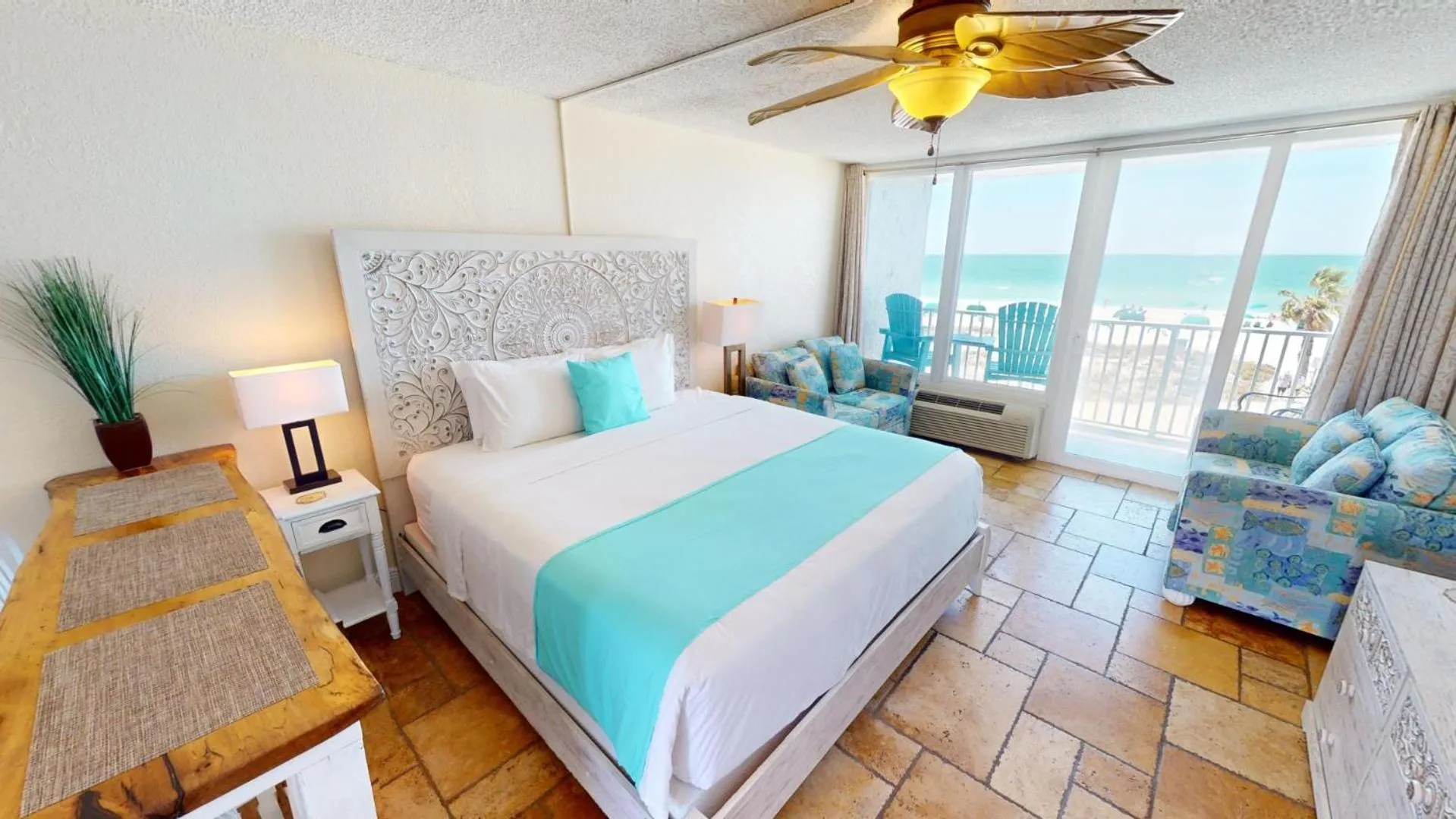 Balcony/Terrace, Bed in Island Inn Beach Resort