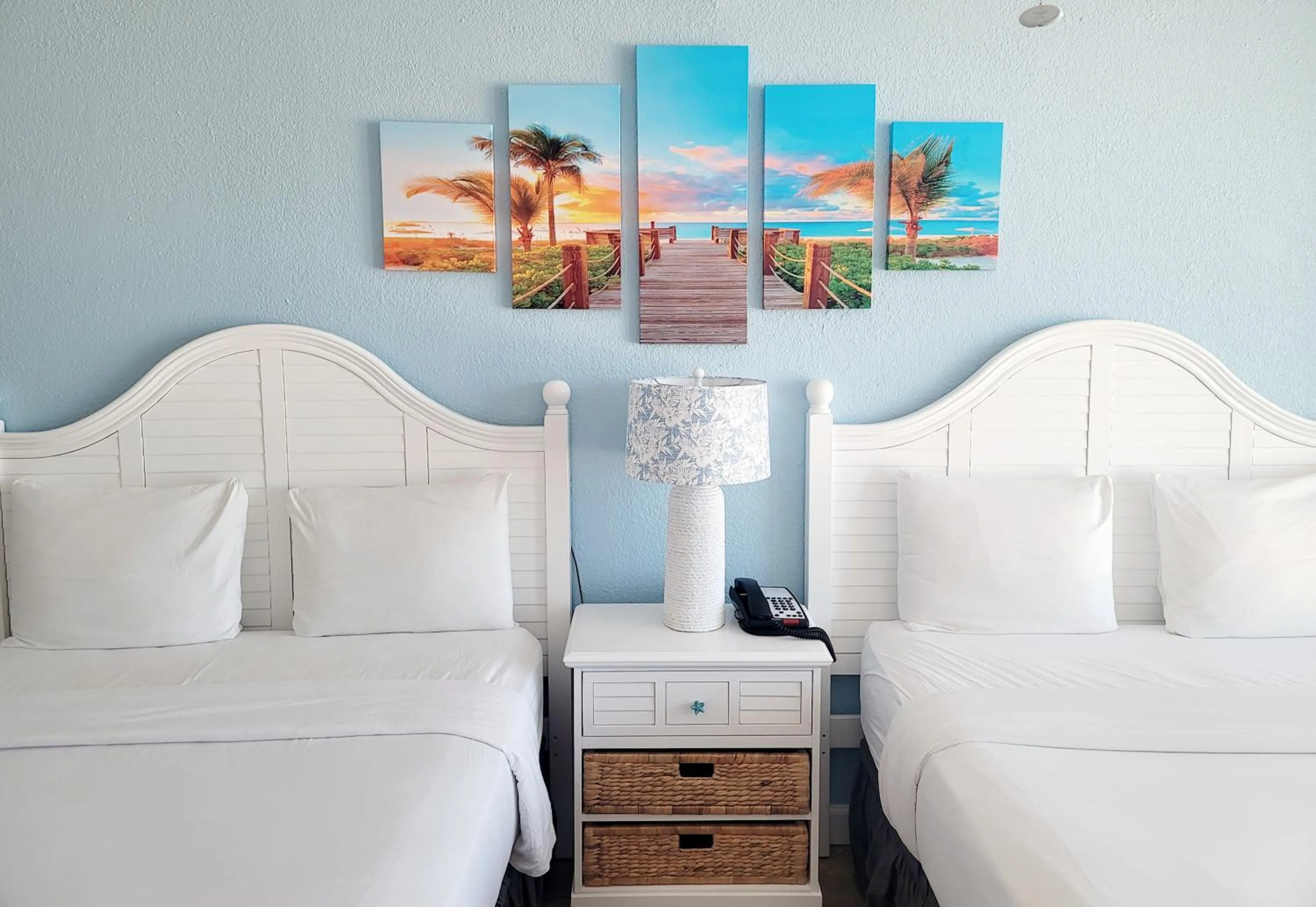 Bed in Island Inn Beach Resort