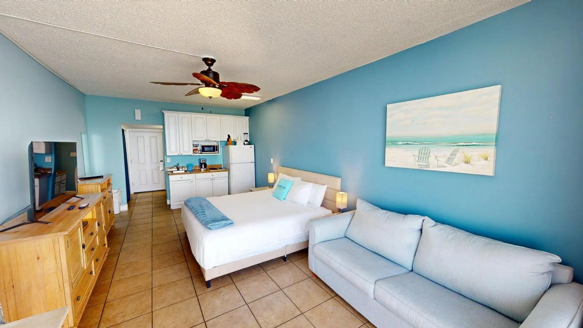 Photo of the whole room in Island Inn Beach Resort