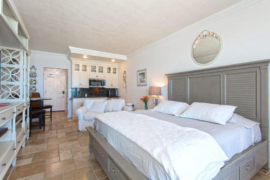 Photo of the whole room, Bed in Island Inn Beach Resort